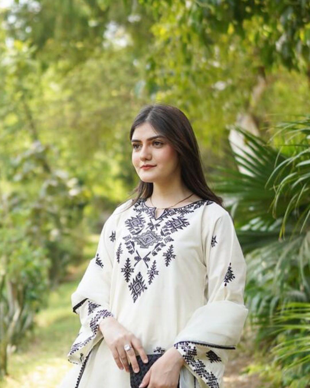 Shaam – 3PC Embroidered Lawn Set with Organza Dupatta